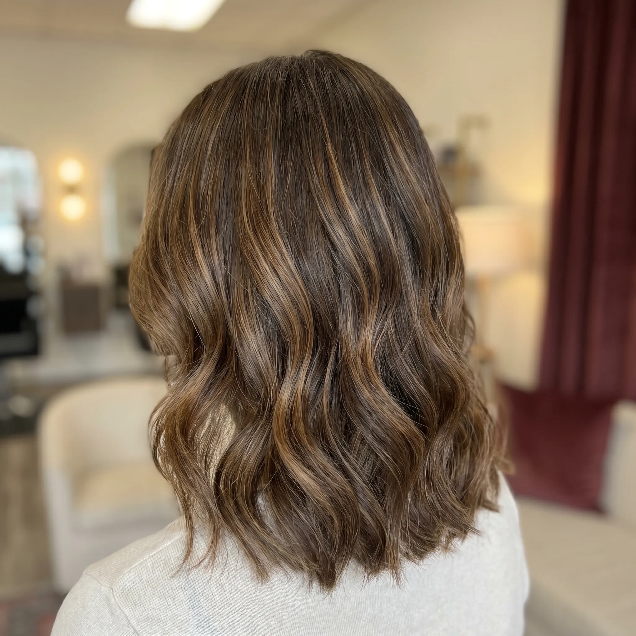Cabello con balayage suave en tonos dorados, resultado natural sin efecto raíz