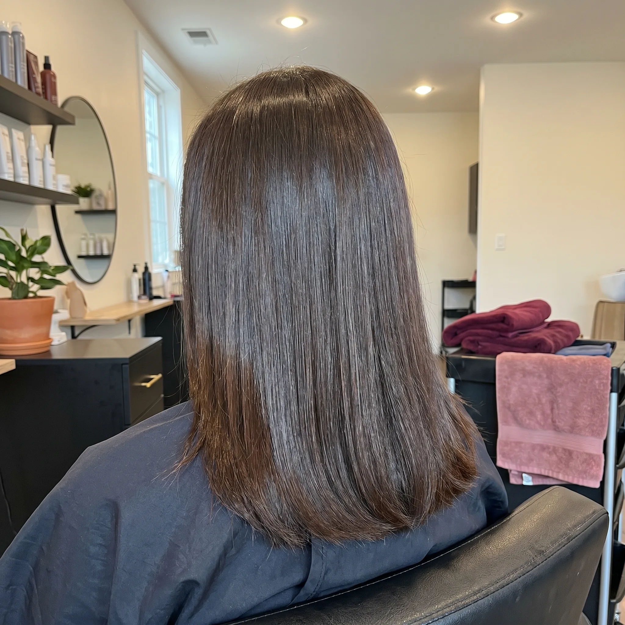 Mismo cabello con brillo y aspecto saludable después del tratamiento capilar